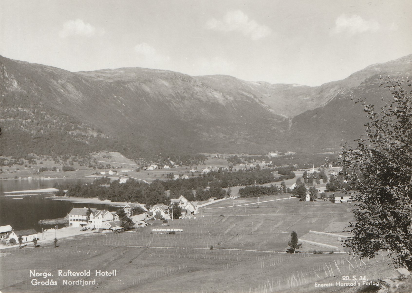 Raftevold Hotell , Grodås Nordfjord .  Harstad 20. S. 34