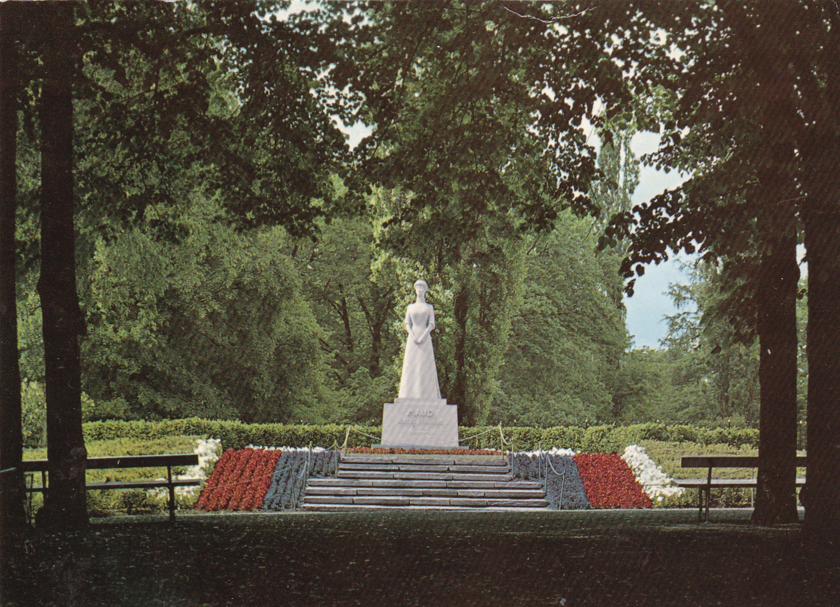 Dr. Mauds statue ved slottet ( Aune F-1268-3)