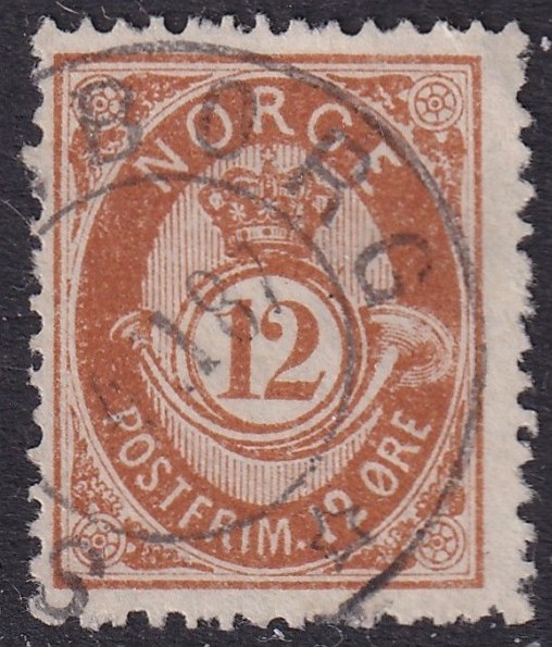 Nk 45II. 12 øre oransjebrun 21mm posthorn 1882/85