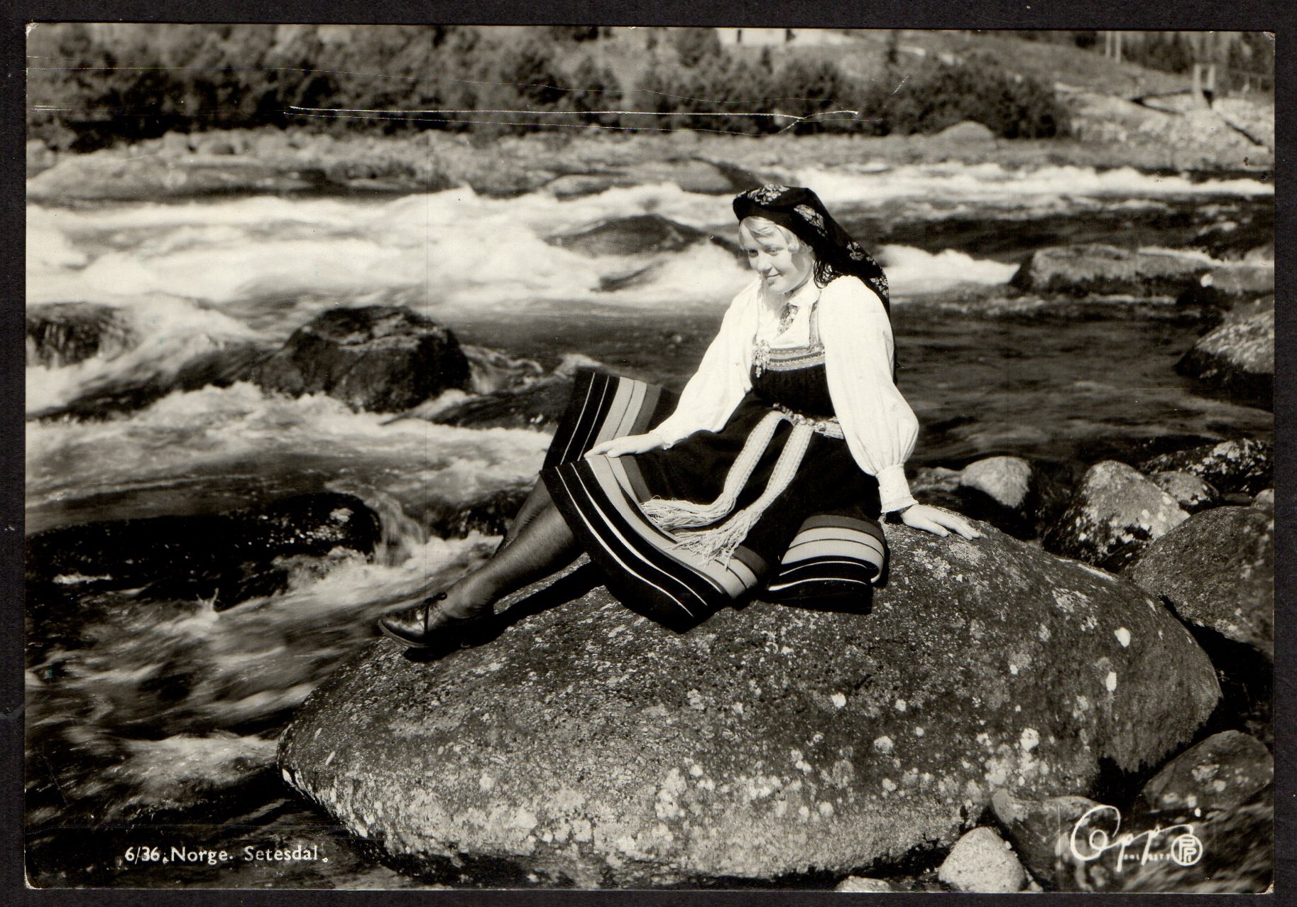 Kort Setesdal - dame i bunad - st Valle 1950 - Kort Oppi Kunstforla