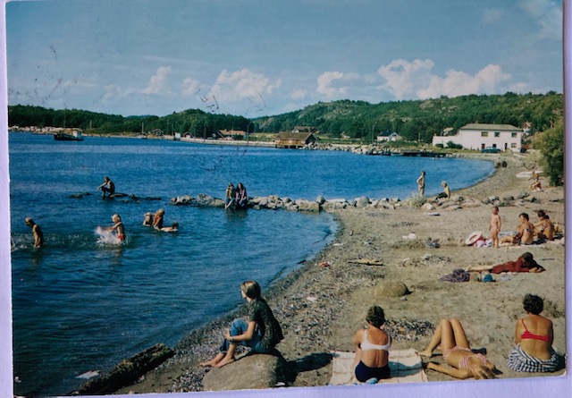 HELGEROA med folk på badestranda br. 1978