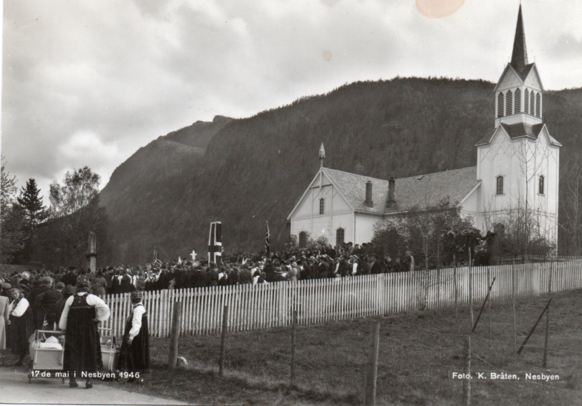 Nesbyen. 17 mai 1946 med kjempemye folk.