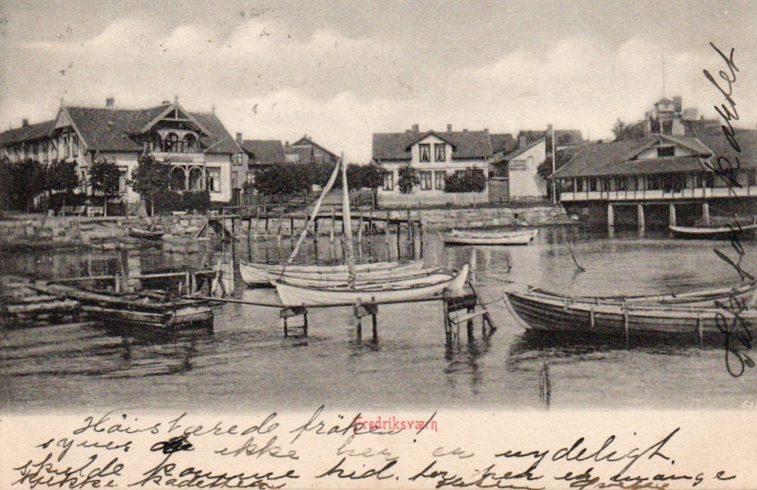 Fredriksværn med hus ved sjøen. Stemplet 1904.