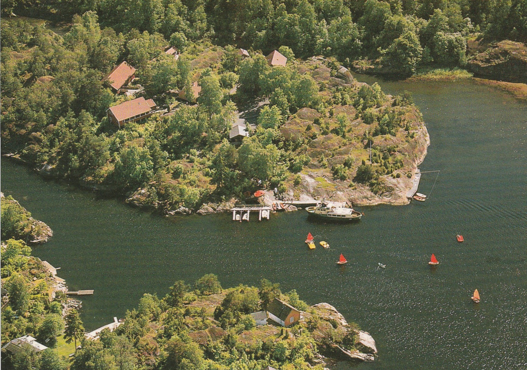 Klokkerholmen leirskole og feriekoloni. Ormerfjorden utenfor Brevik . Hansen . Unum