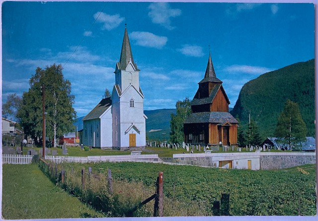 TORPO nye kirken og stavkirken. mann lyskaster