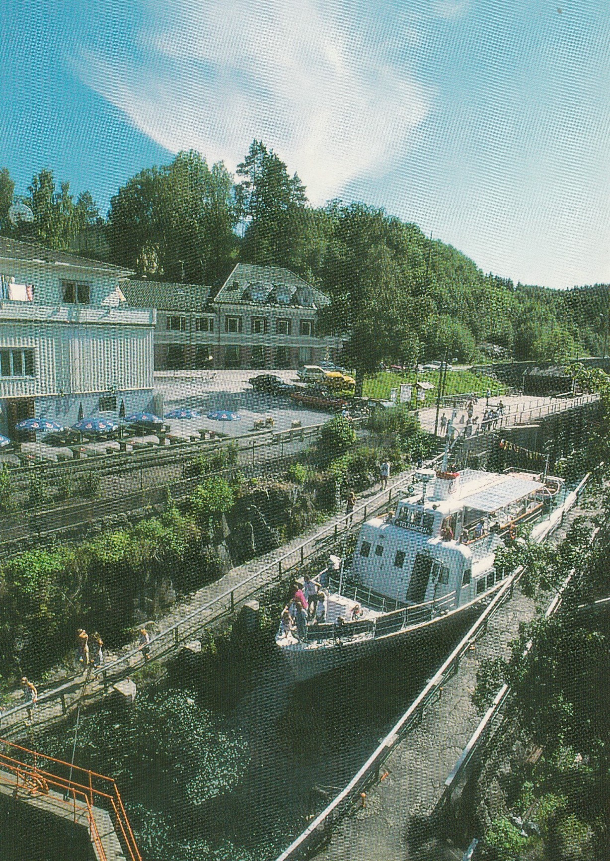 M/S Telemarken i Ulefoss sluse.  Nordahl 2401