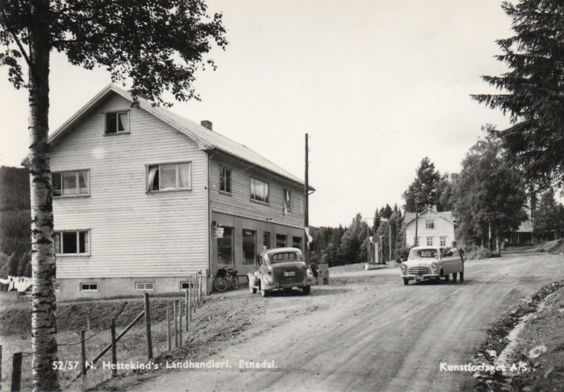 Etnedal. Biler og bensinpumper ved Landhandleri. Fin kvalitet.
