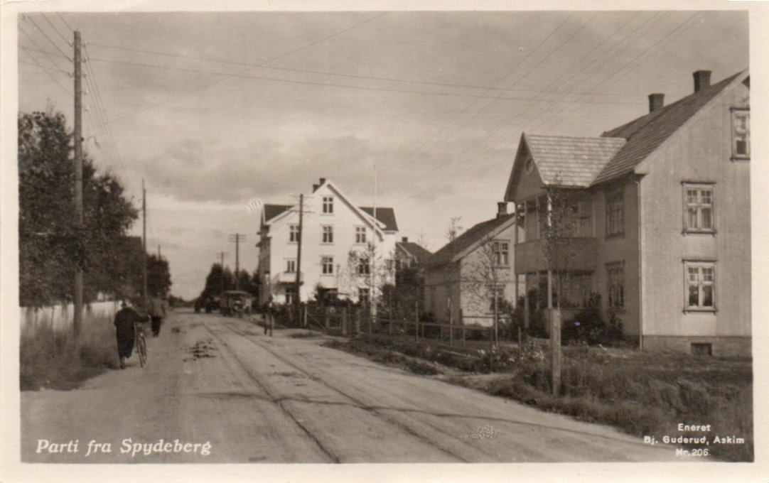 Spydeberg. Småformat med gatemotiv.
