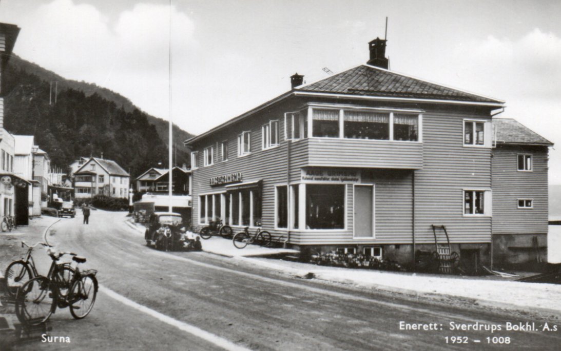 Surna. (Nordmøre) Gatemotiv med to biler. Småformat i fin kvalitet