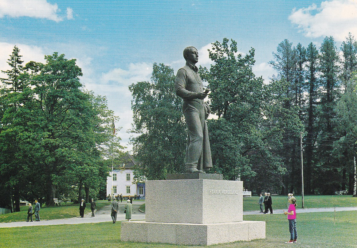 Henrik Wergeland statue foran EidsvollbygningenEt
