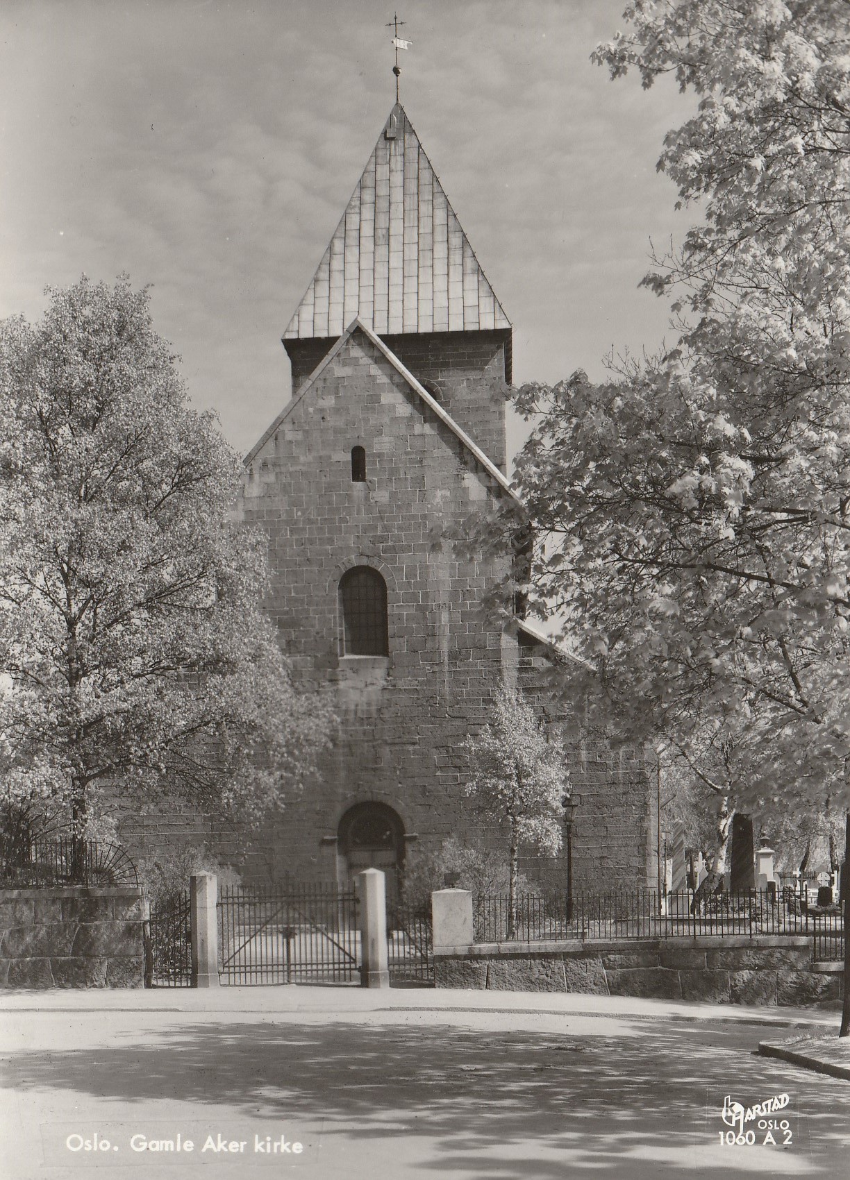 Oslo .  Gamle Aker kirke .   Harstad 1060 A 2