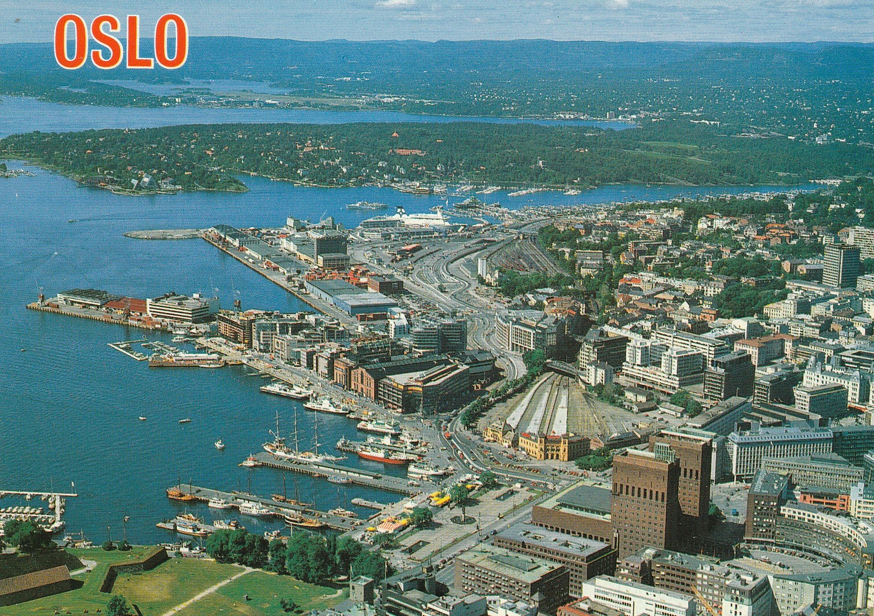 Oslo .   Havna med Rådhuset og Aker Brygge sett fra fly.   Aune F-14082-1