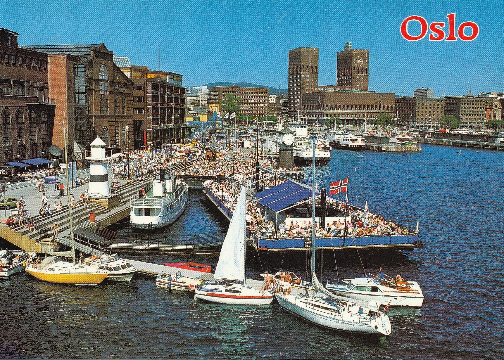Oslo .  Aker brygge med Rådhuset i bakgrunnen . Aune F-13358-9