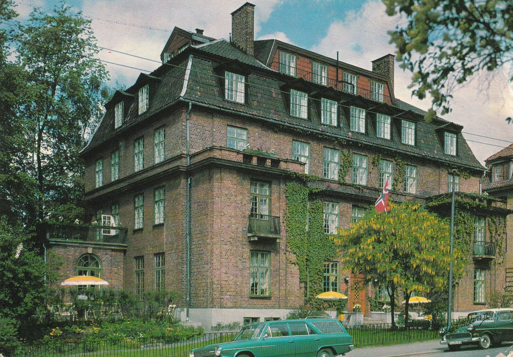 Eldre kort fra Galbelhus Hotell , Oslo 2.  Normann A-110 SKADET!