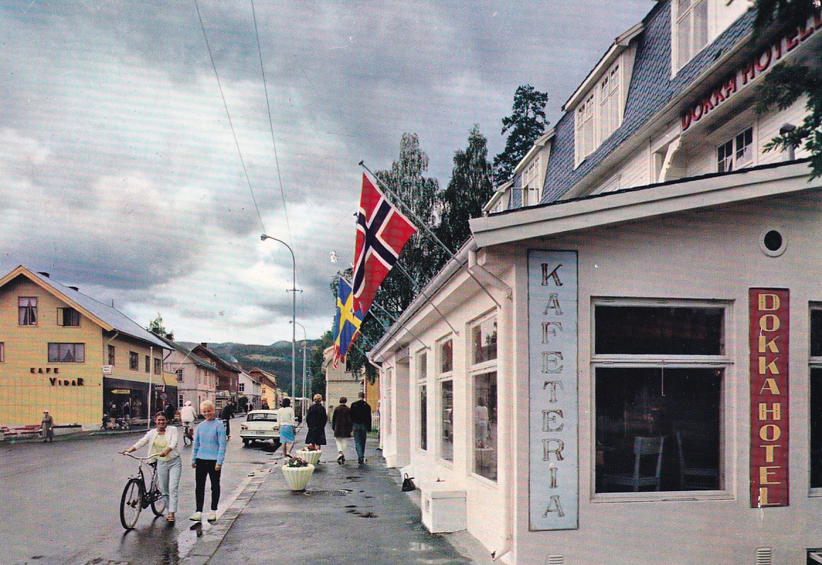 Dokka. Sentrum med Dokka Hotell