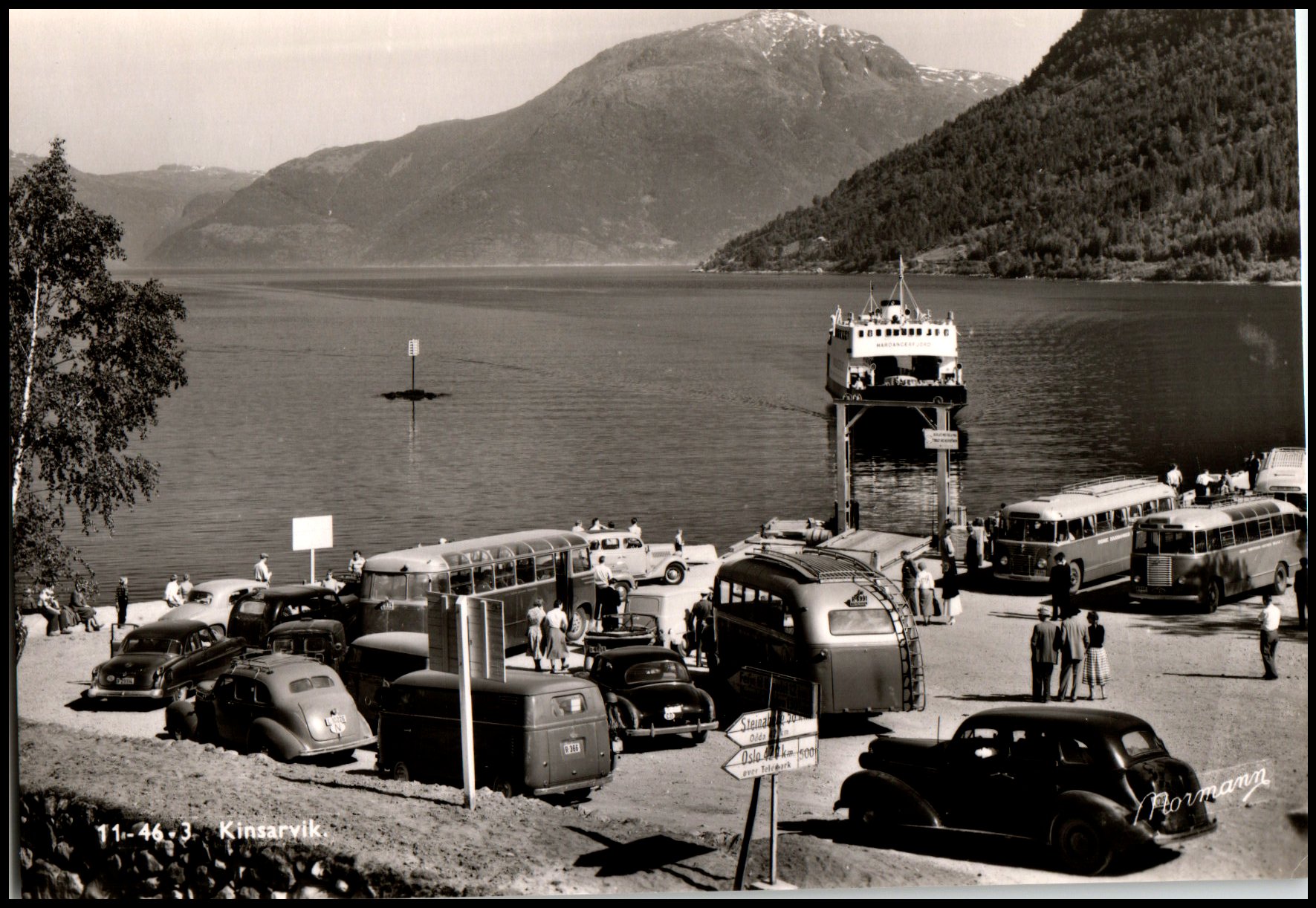 Kinsarvik m/ferja Hardangerfjord og gamle biler/busser.(Normann 11-46-3).