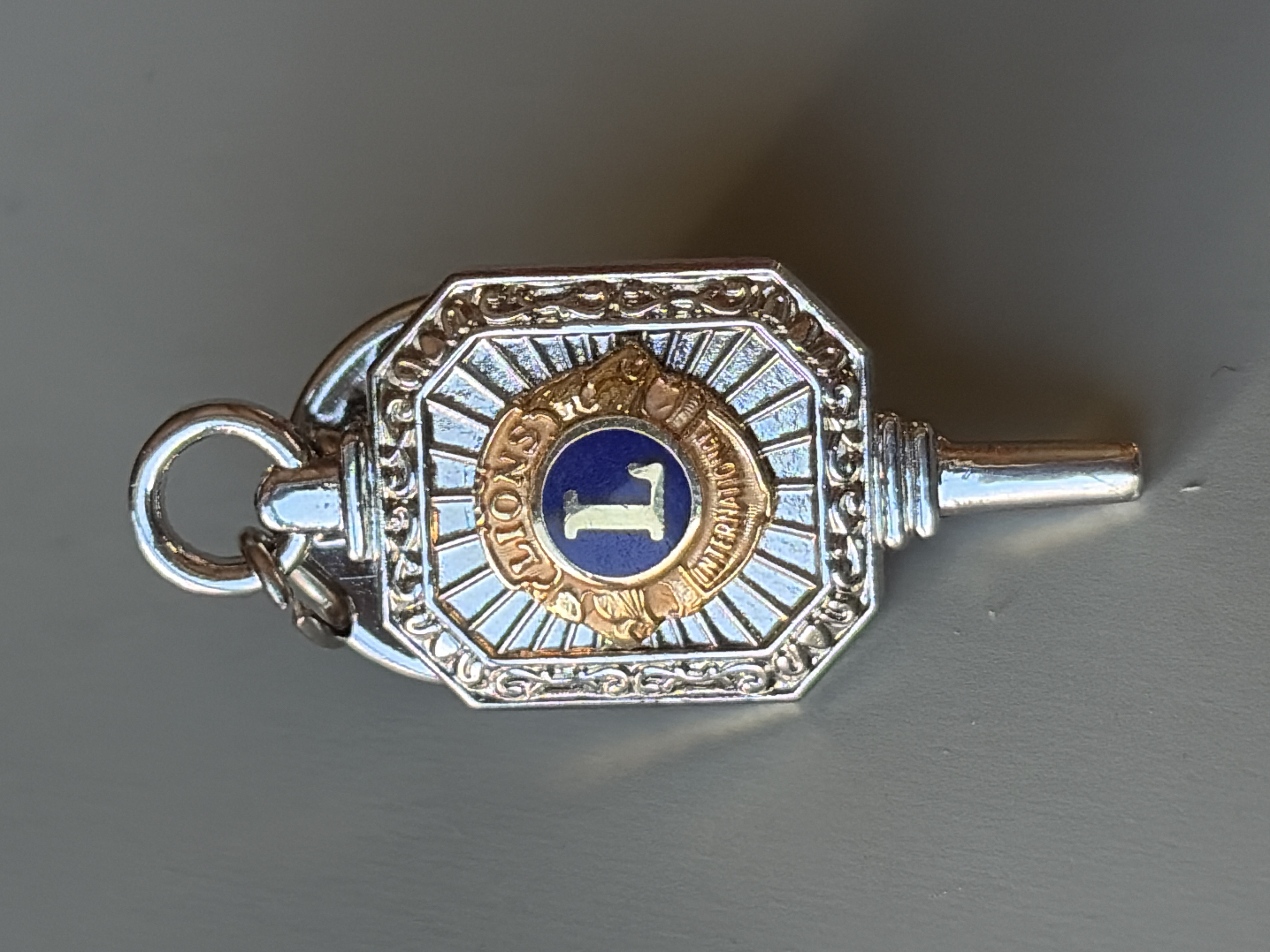 Lions Club - emblem påmontert merke