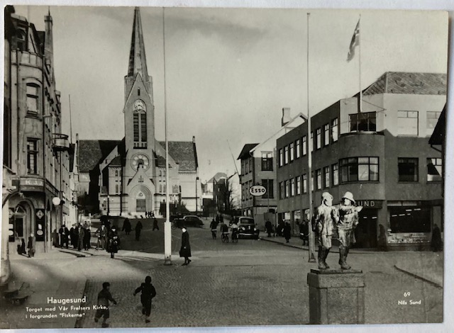 HAUGESUND  torget foran kirken mye folk. ESSO skilt