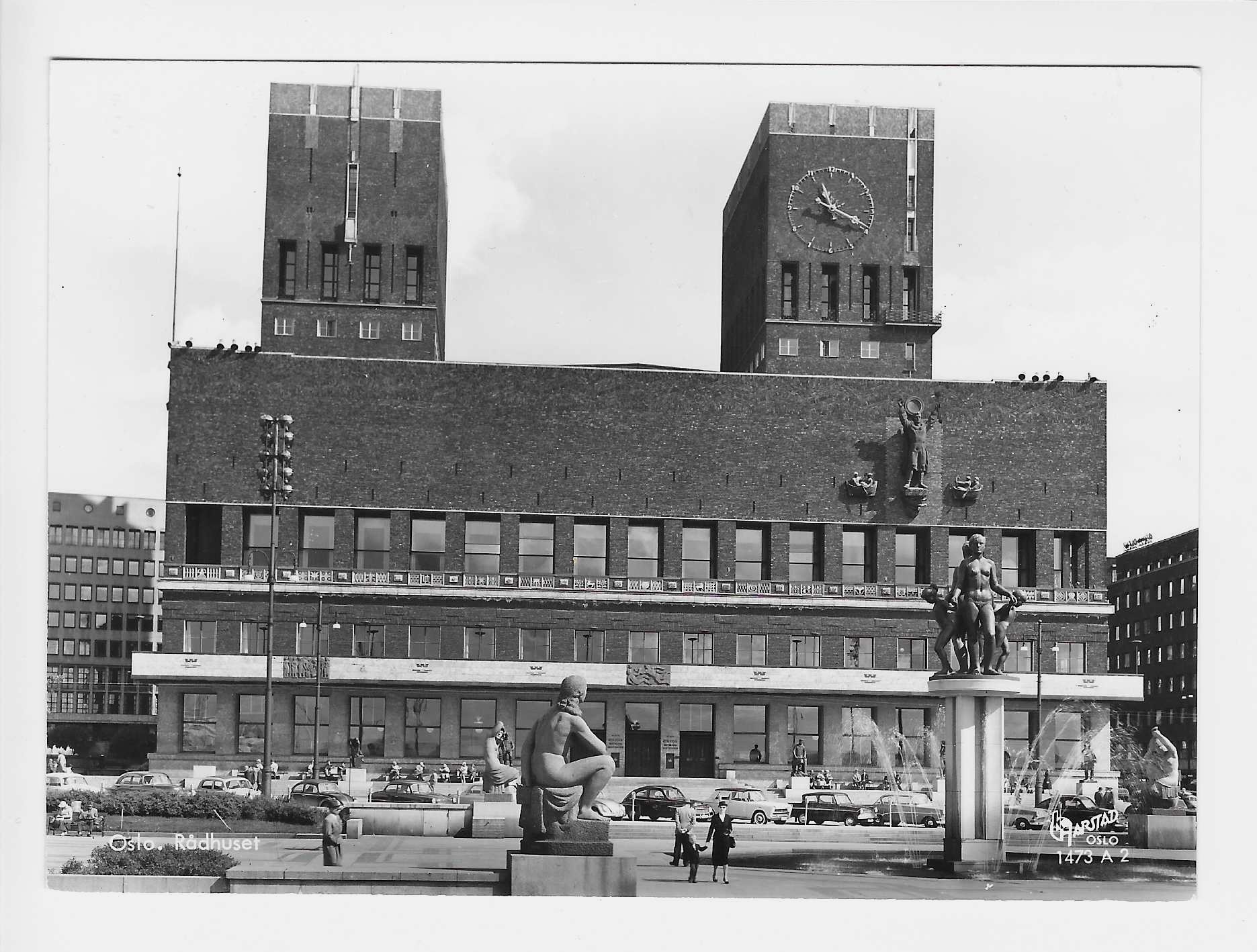 Oslo. Rådhuset.Folkeliv og biler.50t. Harstad 1473A2