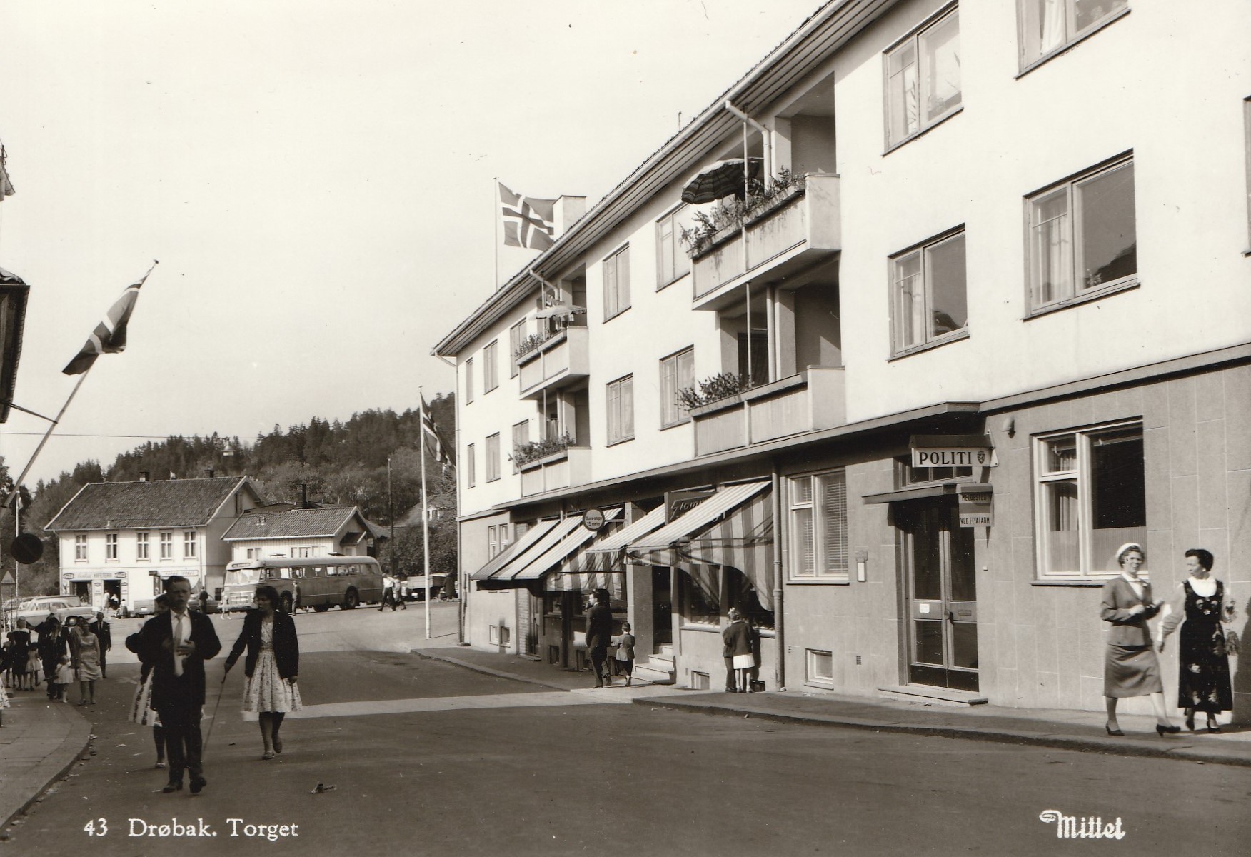 Eldre kort fra Drøbak . Torget . Mittet 43