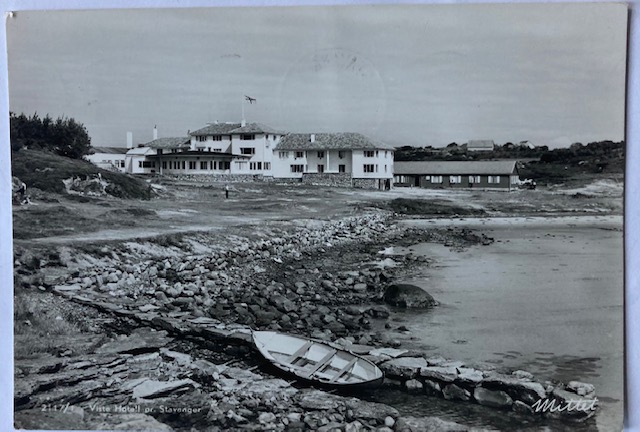 VISTE Hotel pr. Stavanger med en pram på stranda br.1951