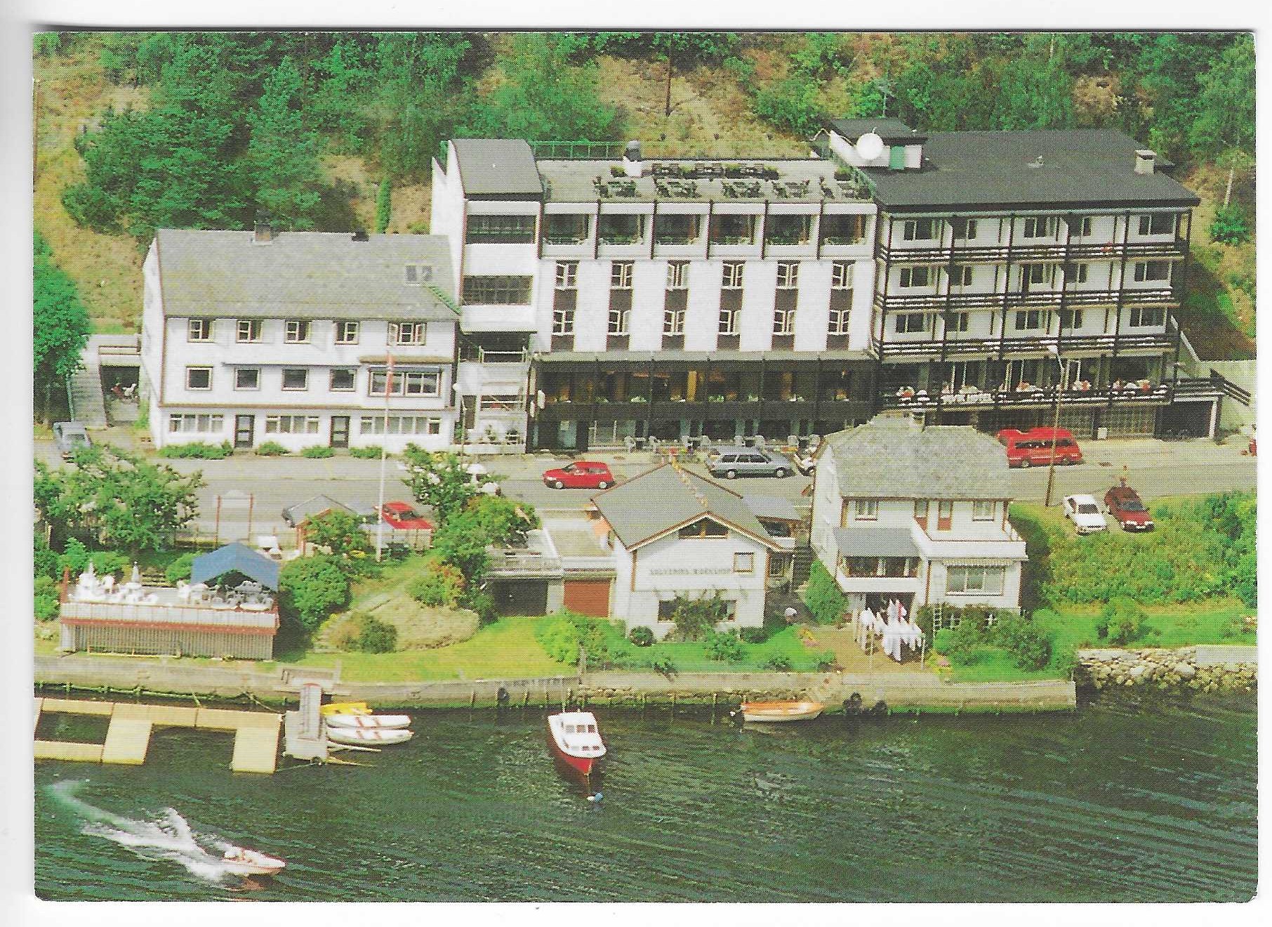 Ulvik Hotell. Hardanger. Biler utenfor.  Norsk Flyfoto A/S