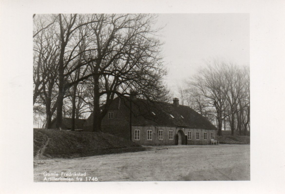 Gamle Fredrikstad. Artillerismien fra 1746. Utg: Reisetrafikkforeningen.i Fr.stad.