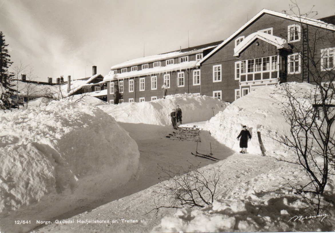 Gausdal Høyfjellshotell med folk utenfor.