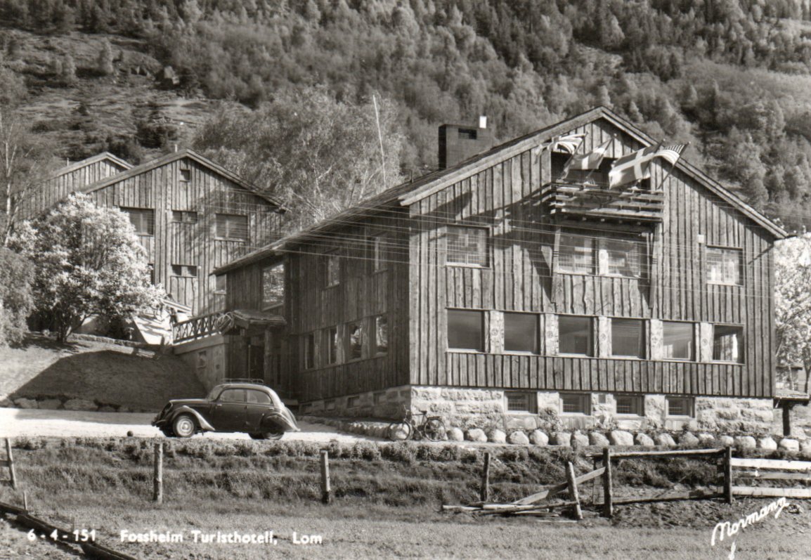 Lom. Bil ved Fossheim Turisthotell. Hj.bøy.