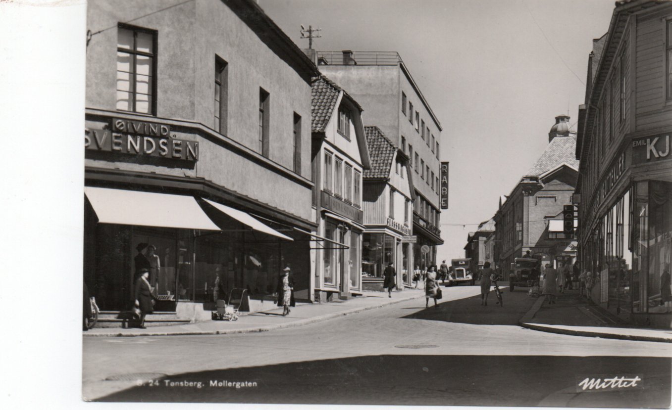 Tønsberg. Møllergaten med butikker, biler og damer på handel.