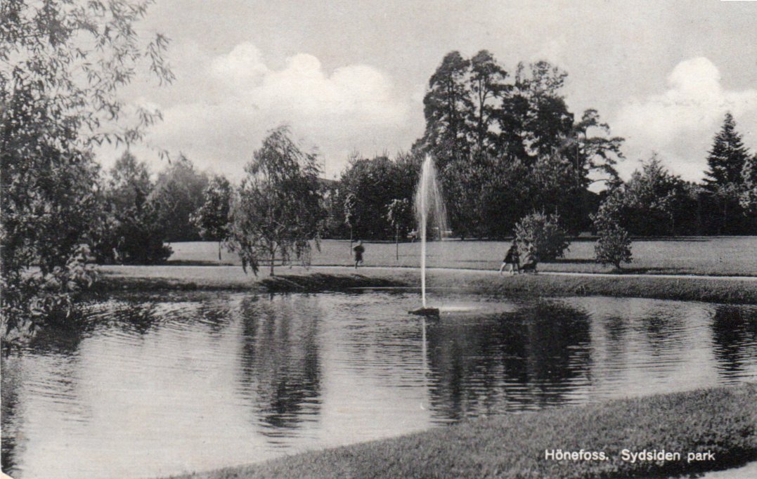 Hønefoss. Sydsiden Park. Småformat i fin kvalitet.