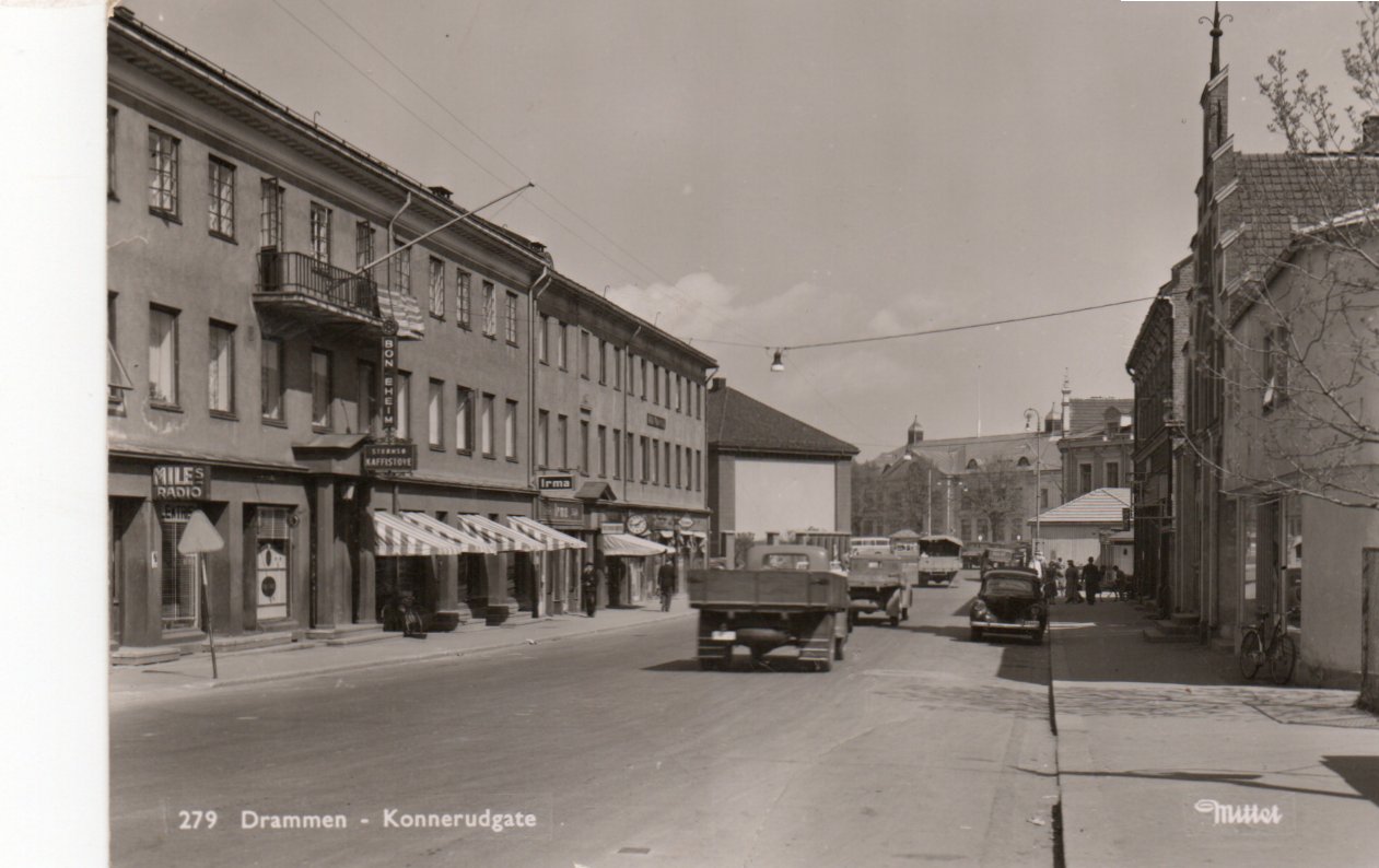 Drammen. Konnerudgata med lastebiler og butikker. Se mine nye kort.