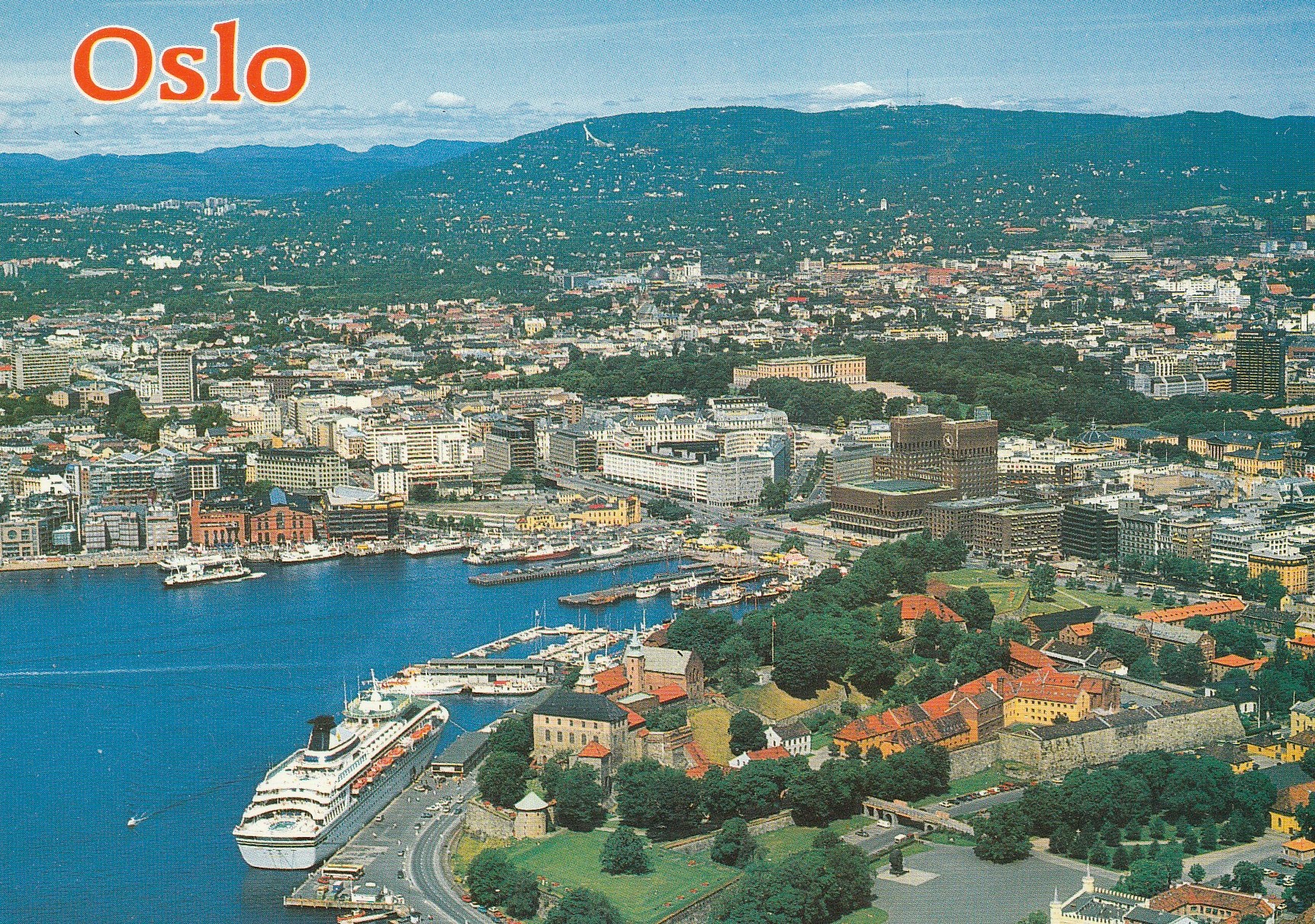 Oslo. Akershus Festning og Rådhuset i forgrunnen. Aune F-14084-1
