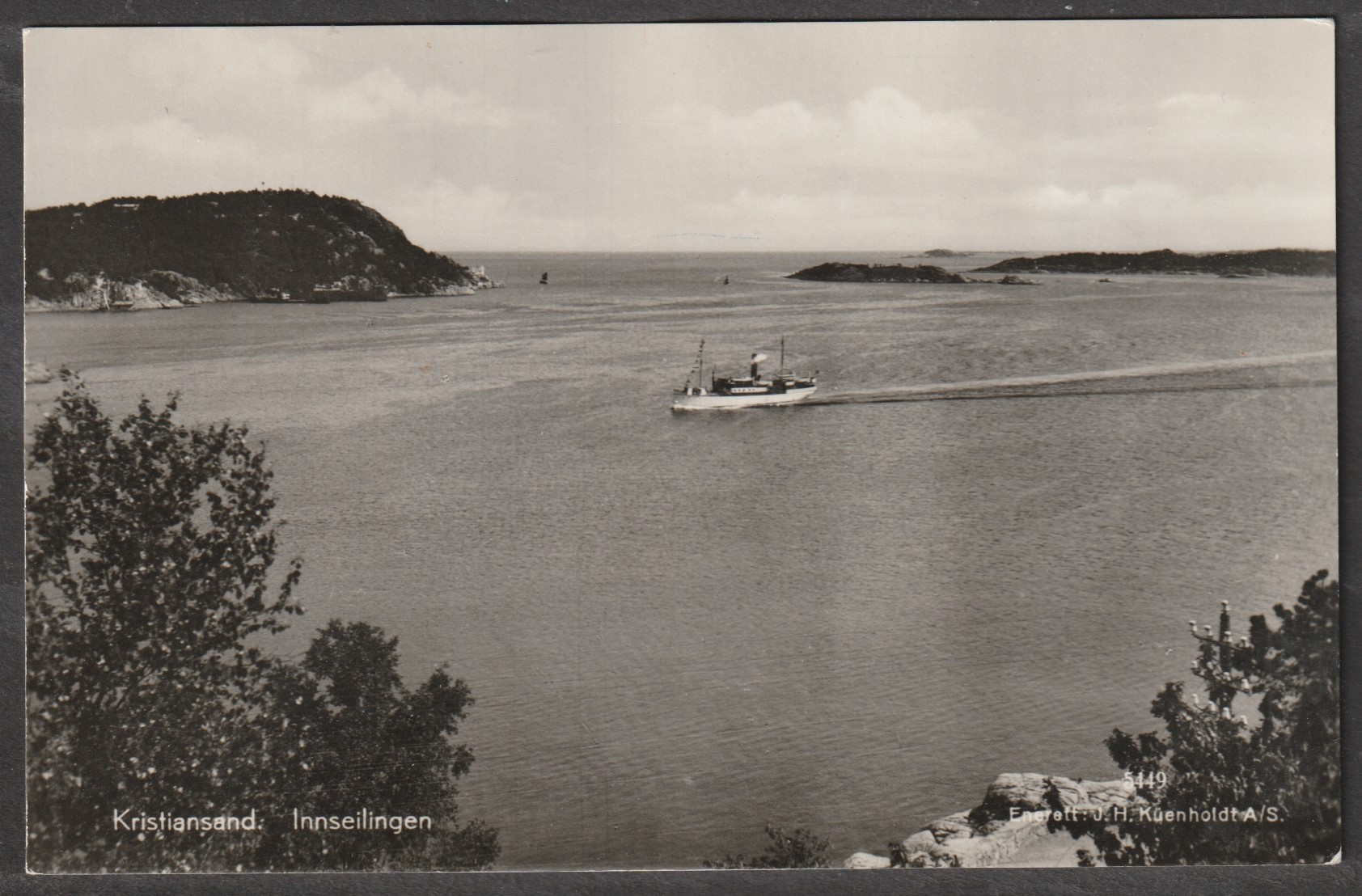Kristiansand. Dampbåt i innseilingen. Küenholdt 5449