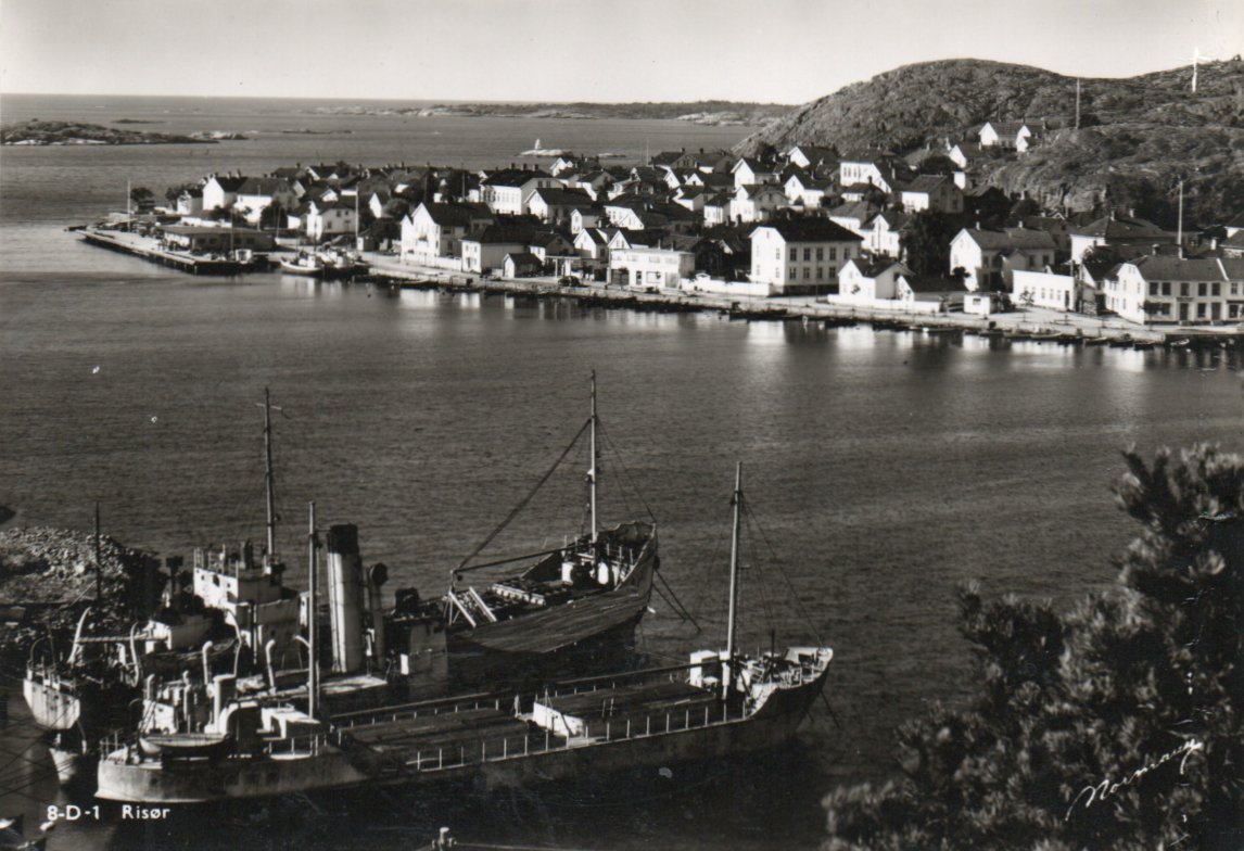 Risør med to store båter og del av byen. Bøy til høyre.