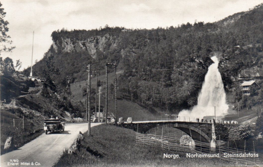 Norheimsund. Bil ved Steinsdalsfoss. Fin kvalitet.