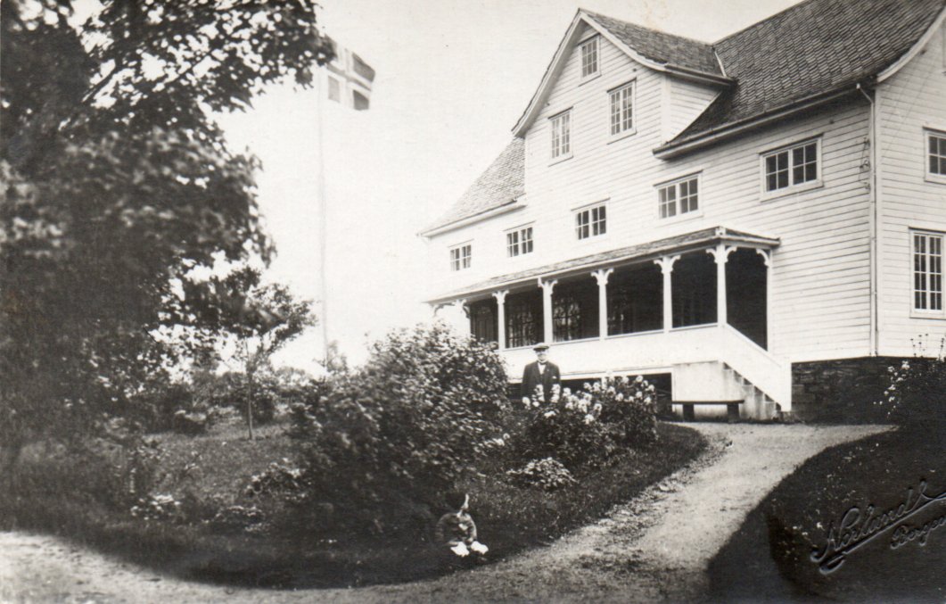 Frekhaug med stor bygning. Skolen? Stemplet Frekhaug 1935. Se info.