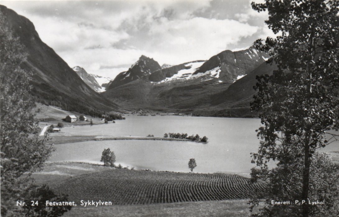 Sykkylven. Småformat-kort med gård ved vannet, Fin kvalitet.