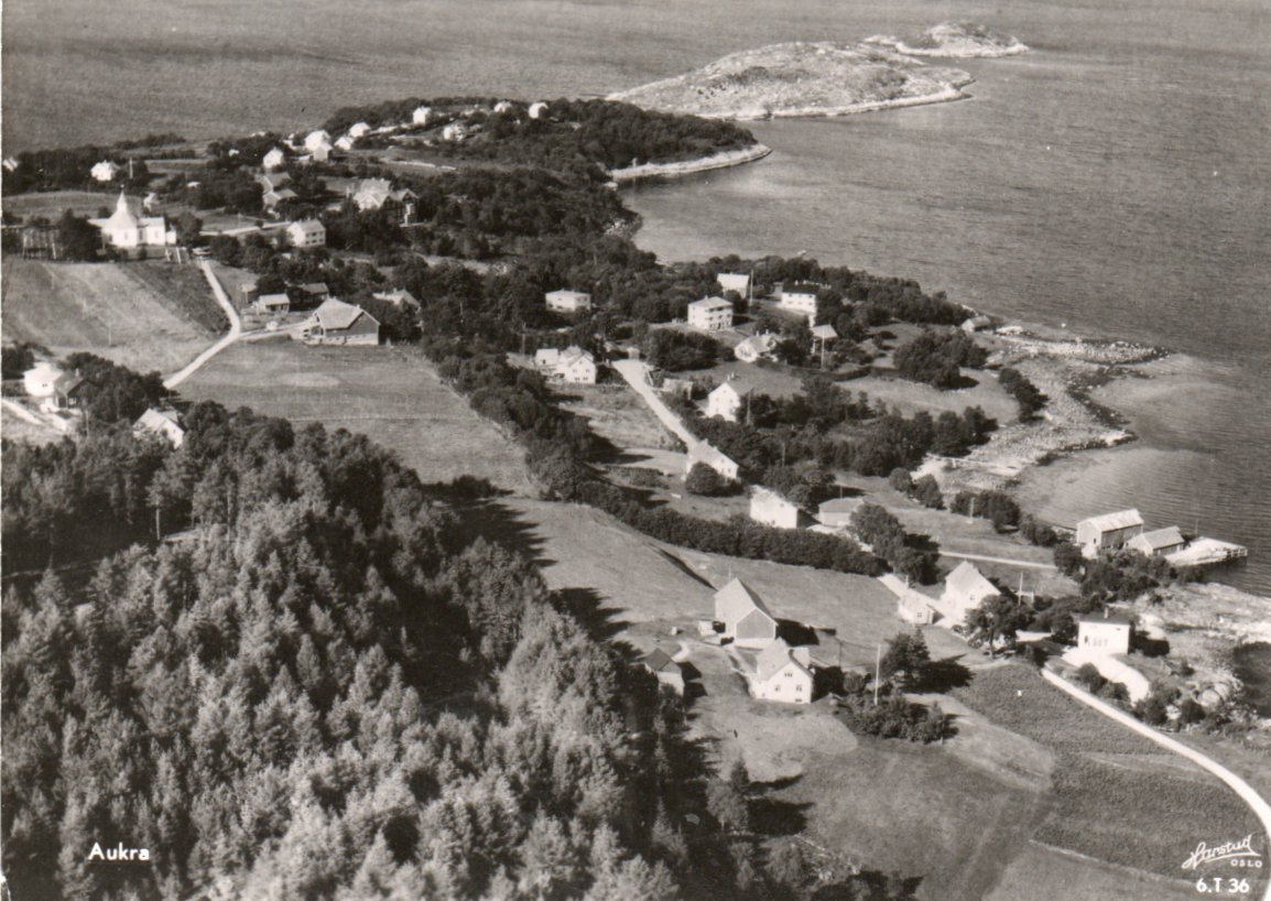 Aukra. Oversikt med mange hus.