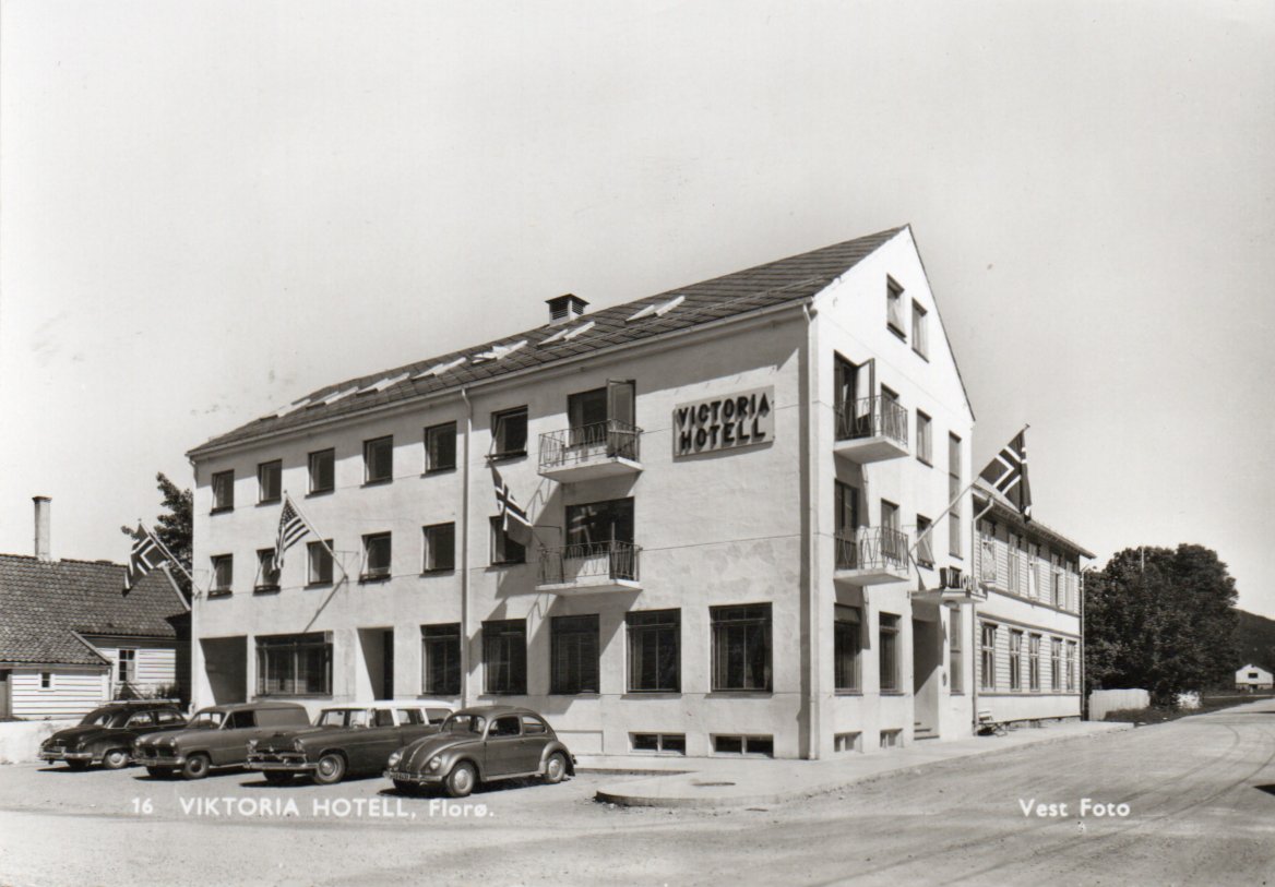 Florø. Flott kort med biler ved Viktoria Hotell. Se mine ca 50 kort.