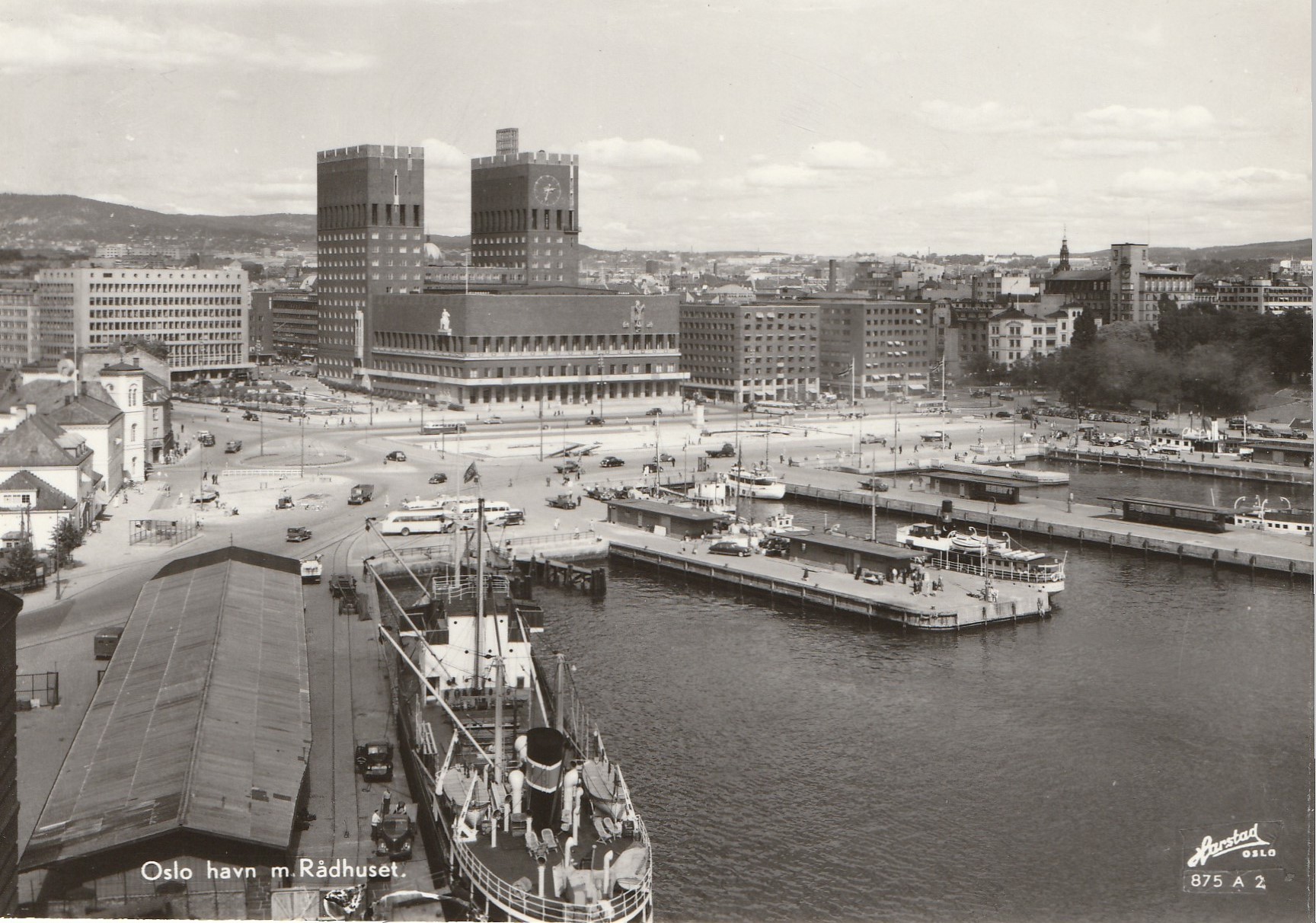 Oslo havn m Rådhuset . Harstad 875 A 2