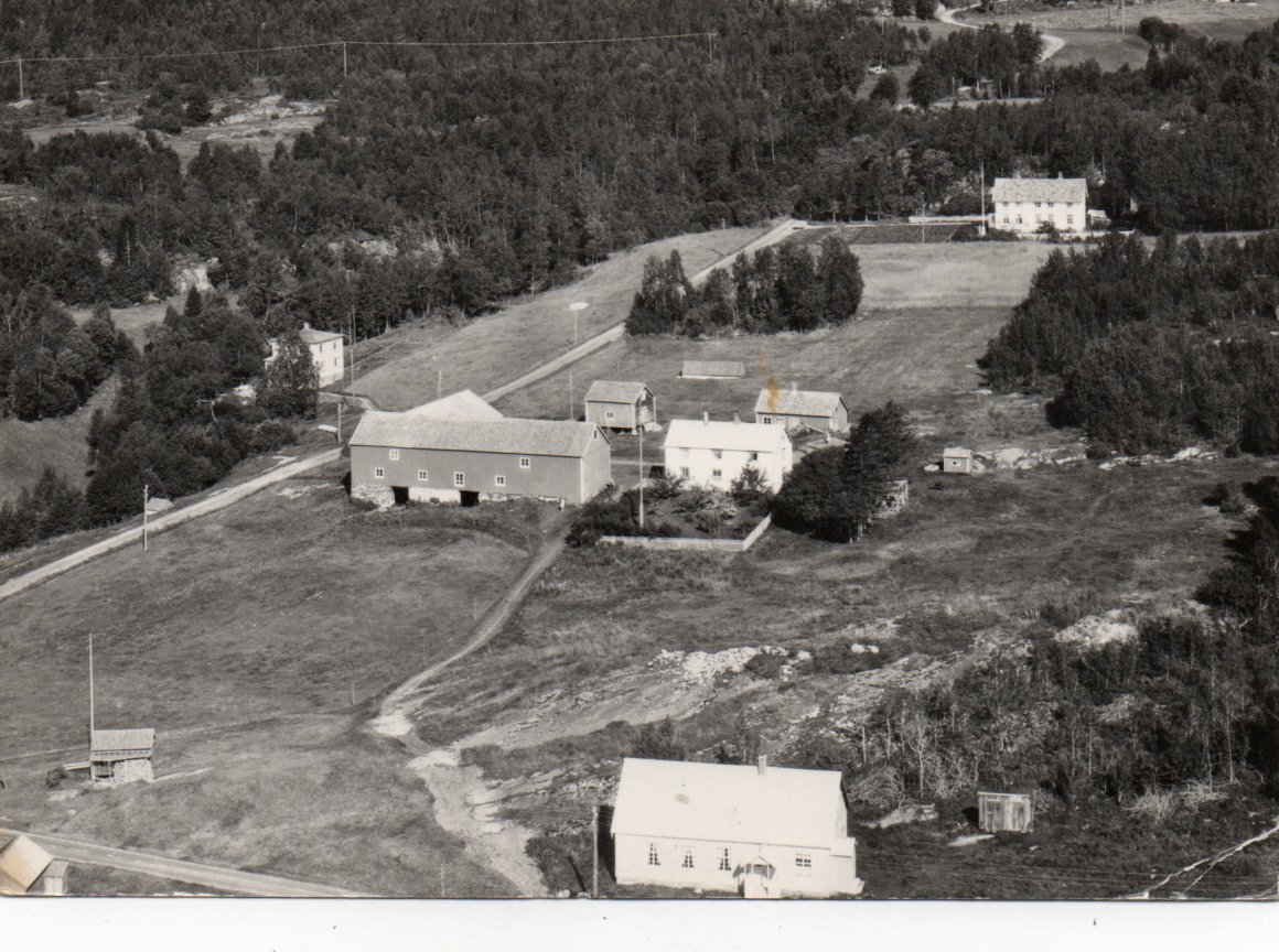 Stallvik. Stor gård. Stmp.Stallvik 1958. Liten hj.bøy.