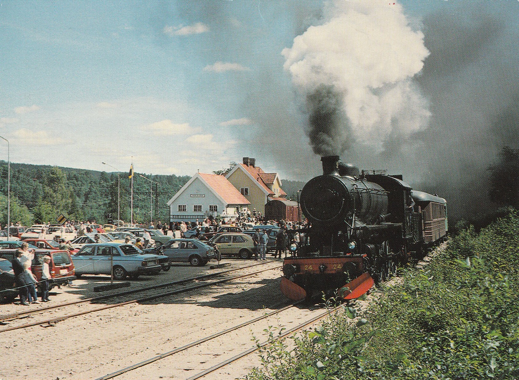 OKBv-8 OKB H24 med extra ångtåg i Ådalsliden vid Fallens Dag 17 Juli 1983. Hendel 13534