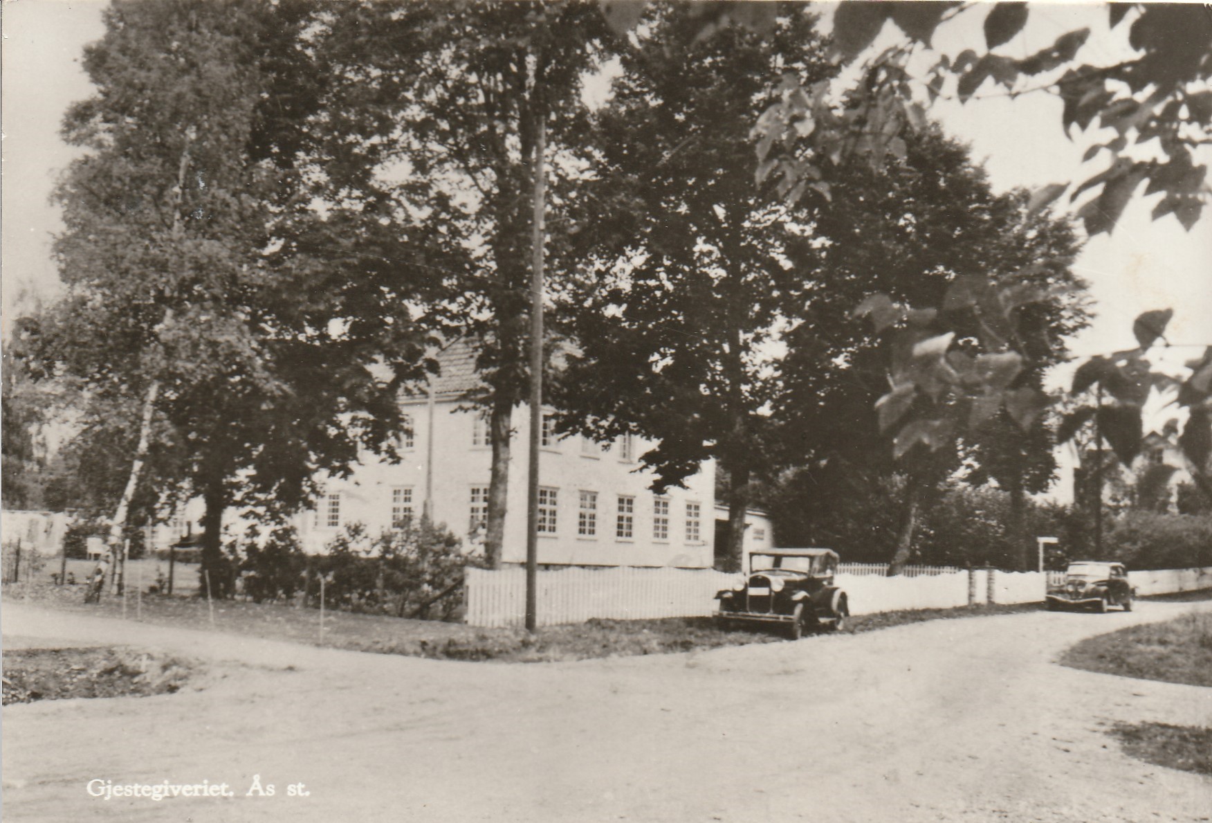 Eldre kort fra Gjestegiveriet . Ås st . Utgiver ? Unum Pst