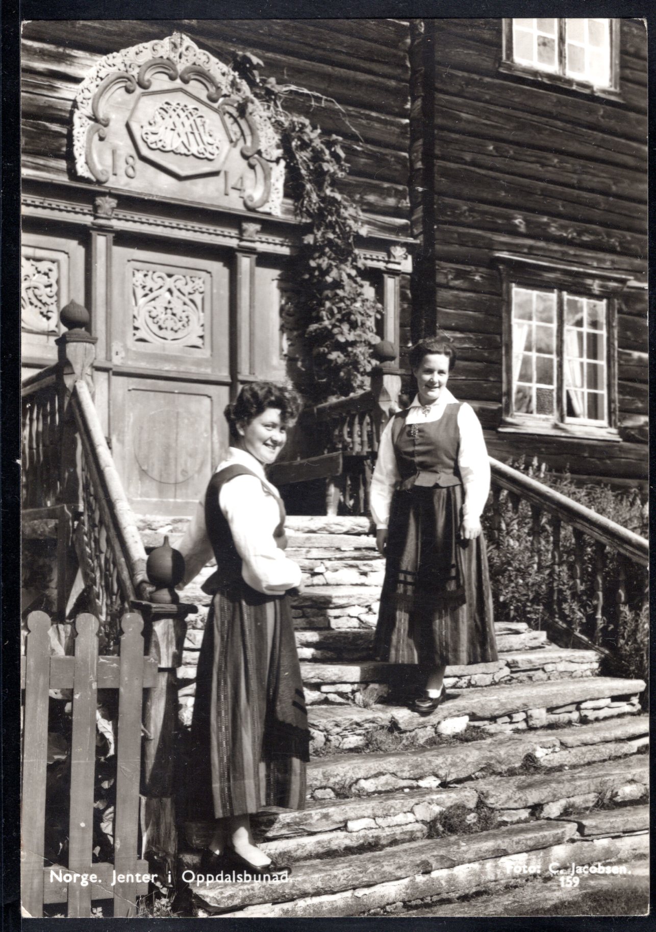 Jenter i Oppdalsbunad brukt 1969 se scan