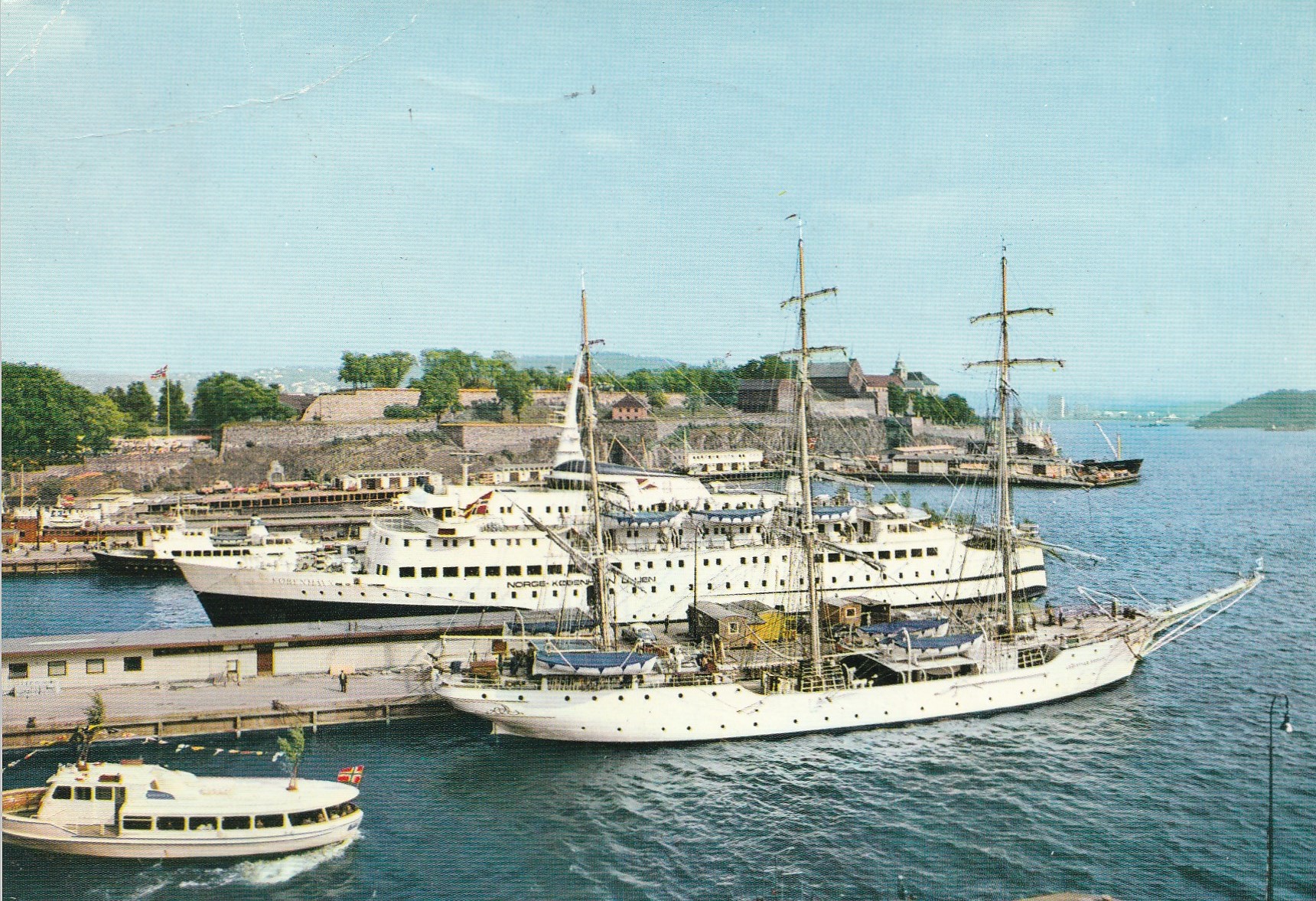 Eldre kort : Oslo. "Christian Radich" ved Oslo havn . Grako 01/92 Pst SKADET !