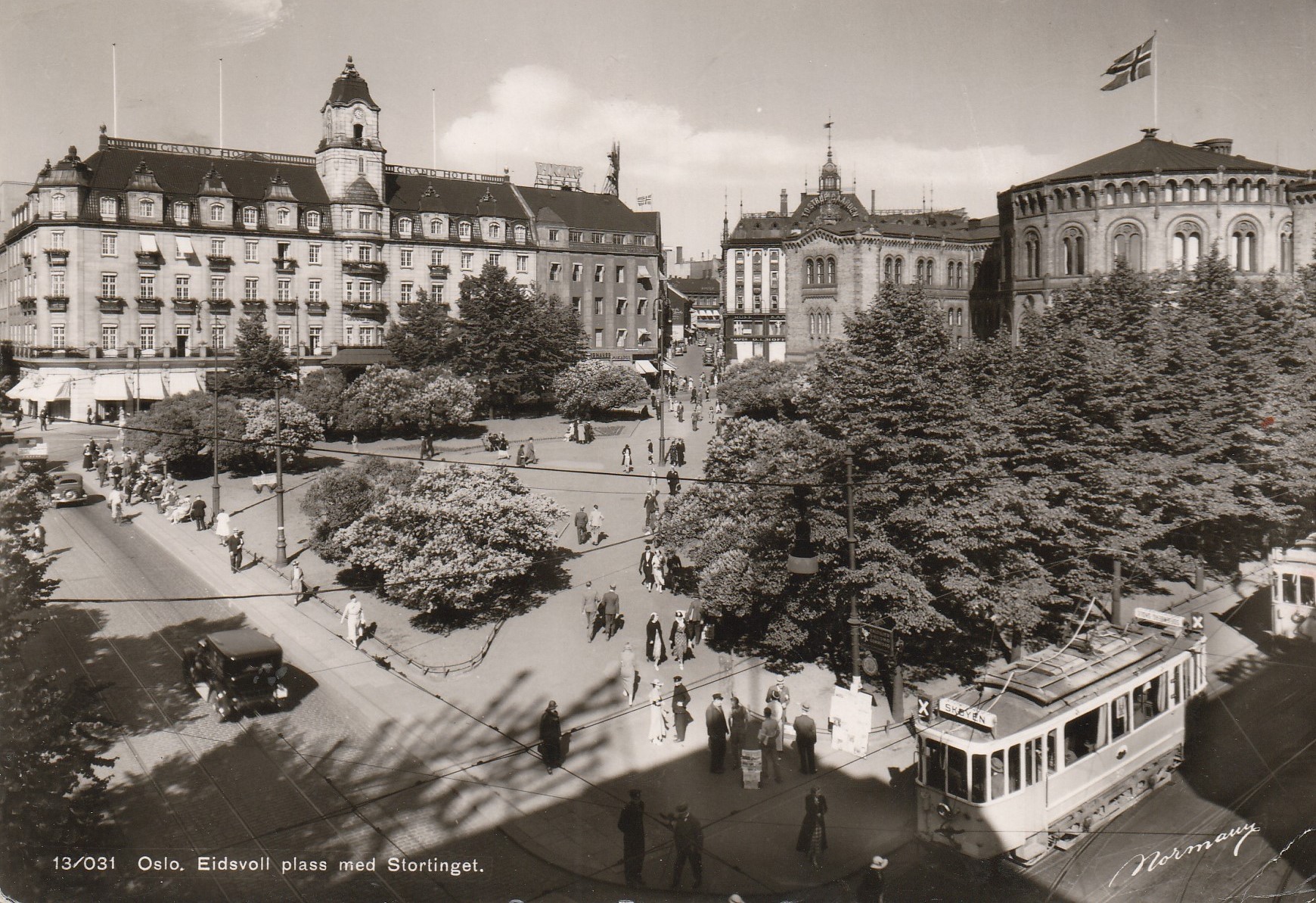 Eldre kort fra Oslo . Eidsvoll plass med Stortinget . Normann 13/031 Pst
