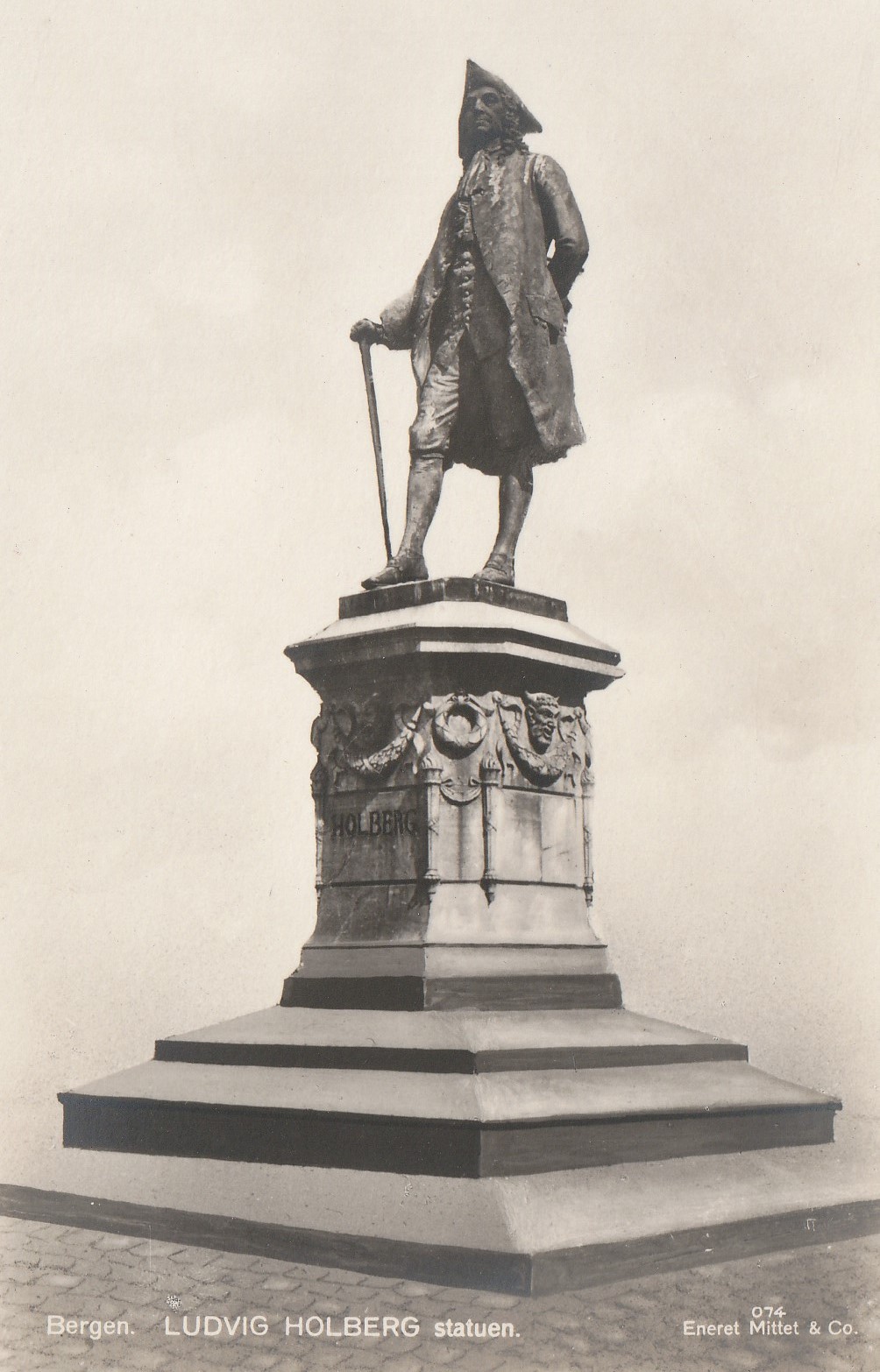 Eldre kort fra Bergen . Ludvig Holberg statuen . Mittet 074 Små