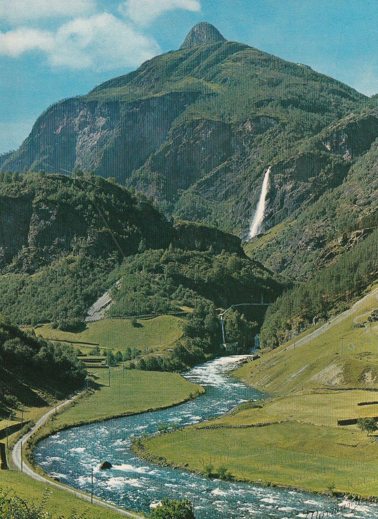 Parti fra Flåmsbanen mot Rjoandefossen. Normann N-8-34