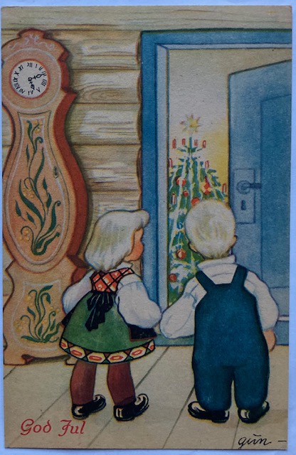 GUN  2 barn ser på pyntet juletre. mora-klokke